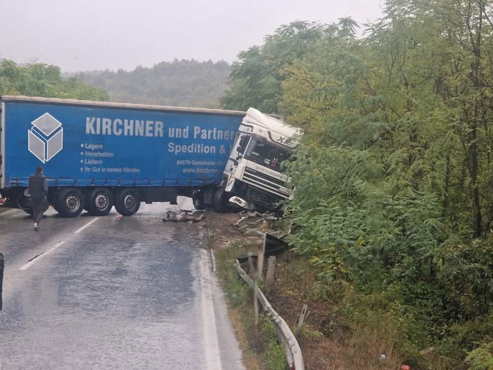 Горещи новини | Временно е затворен за движение Проходът на Републиката