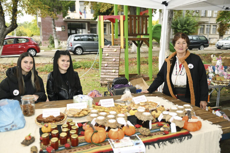Маджун и сладка от глухарчета, магарешки бодил и борови връхчета с мащерка опитаха гостите на Празника на захарната метла в Стрелец