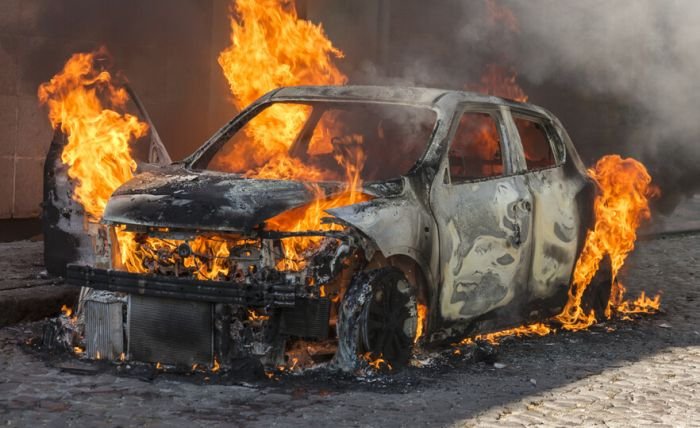 Огнеборци гасиха  два автомобила