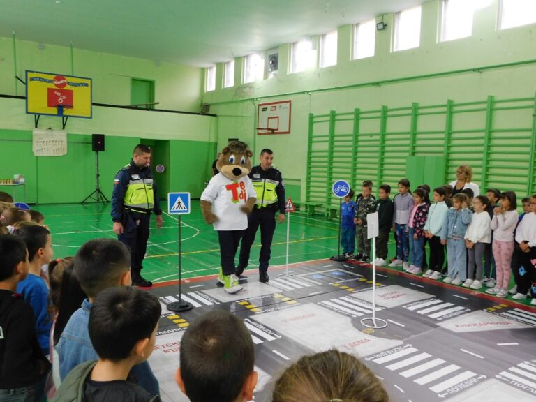Великотърновчета с мечето TEDI се учиха да пресичат безопасно