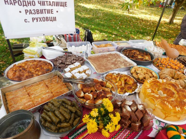 Най-голямата баница с еленски бут и 124-метрово знаме на празника в Елена