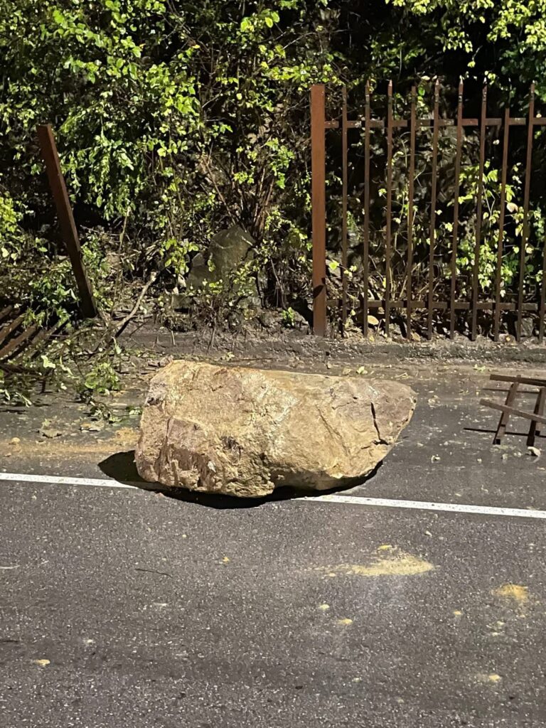 Общество | Паднал скален къс удари такси