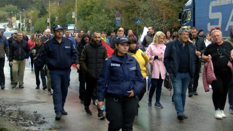 Над 200 великотърновци излязоха на протест срещу “Кроношпан”