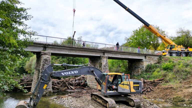 Общество | Продължава почистването на коритата на реките