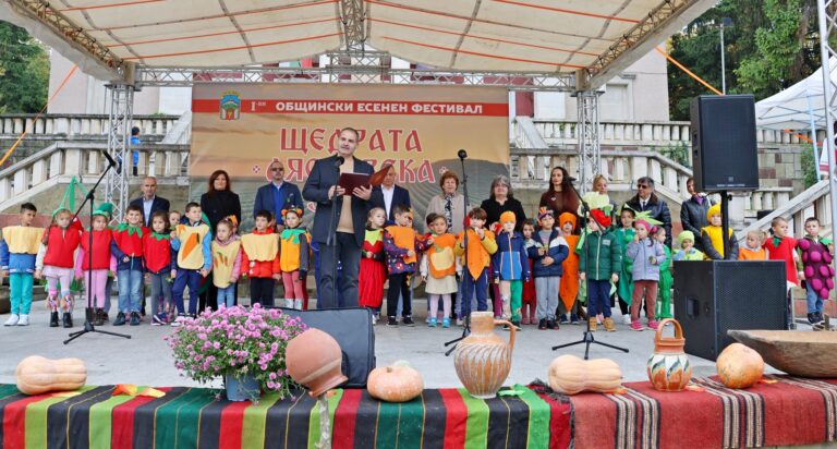 В Лясковец стотици участници и публика се забавляваха в новия есенен фестивал „Щедрата лясковска земя“   