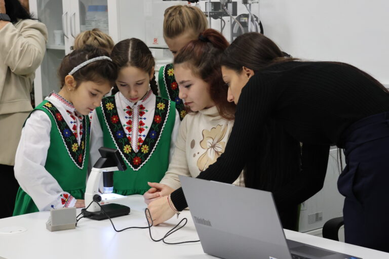 С откриване на СТЕМ кабинет и с концерт джулюнското училище отбеляза патронния си празник