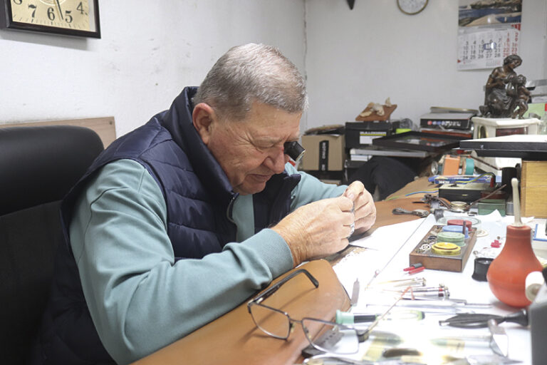 Горещи новини | Половин век майсторът  Сашо поправя часовници