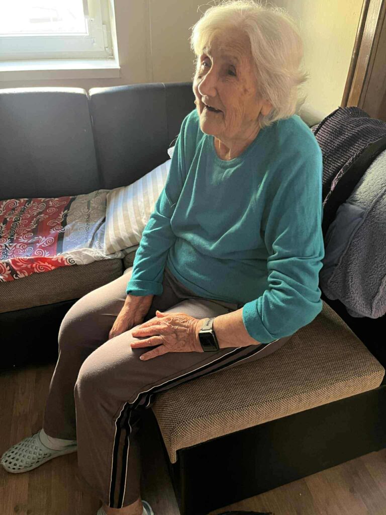 Здраве | „Умни“ гривни следят здравословното състояние  на самотни възрастни хора в община Павликени