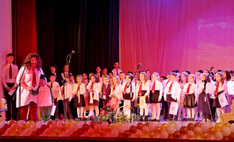 Горещи новини | Лясковското начално училище почете патрона си Цани Гинчев по случай 190 години от рождението му