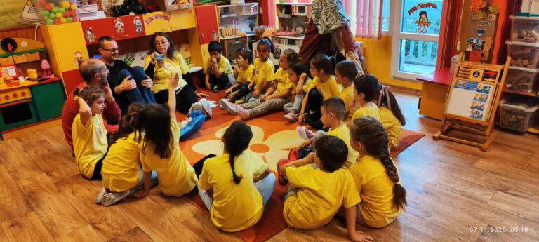 Децата от ДГ “Щастливо детство” в Горна Оряховица и “Движение на просветителите” отбелязаха рождения ден на Любен Каравелов