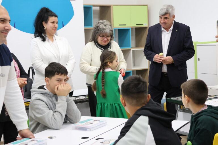 С откриване на СТЕМ кабинет и с концерт джулюнското училище отбеляза патронния си празник