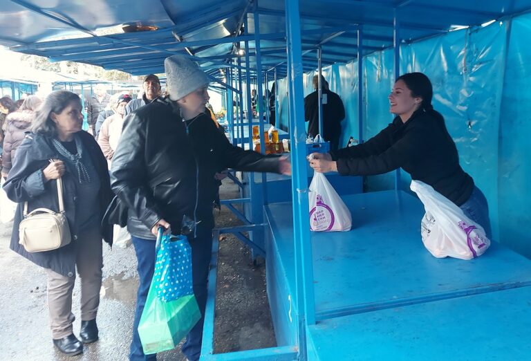 Раздадоха безплатно 600 кг мандарини само за 23 минути!