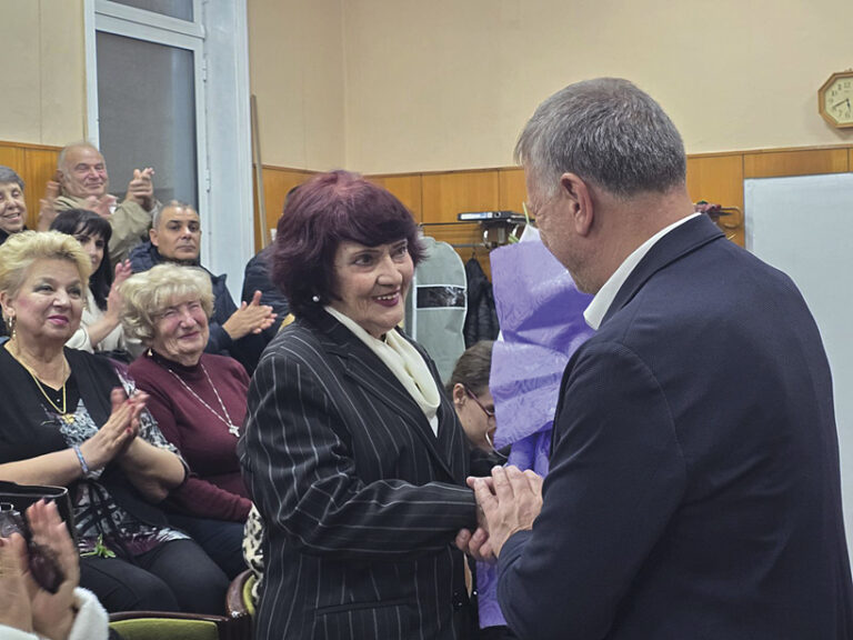 Горна Оряховица | Емблематичният хор “Славянско единство” официално влезе в обновената си хорова зала