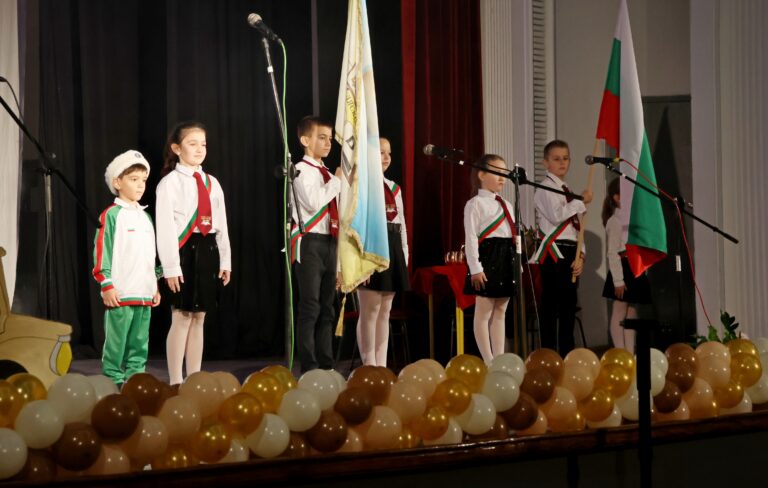 Лясковското начално училище почете патрона си Цани Гинчев по случай 190 години от рождението му