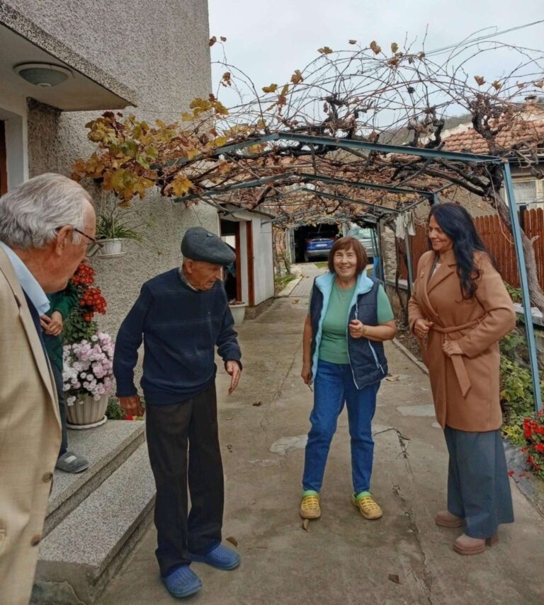 Столетник от Дебелец сам мете двора и чете без очила