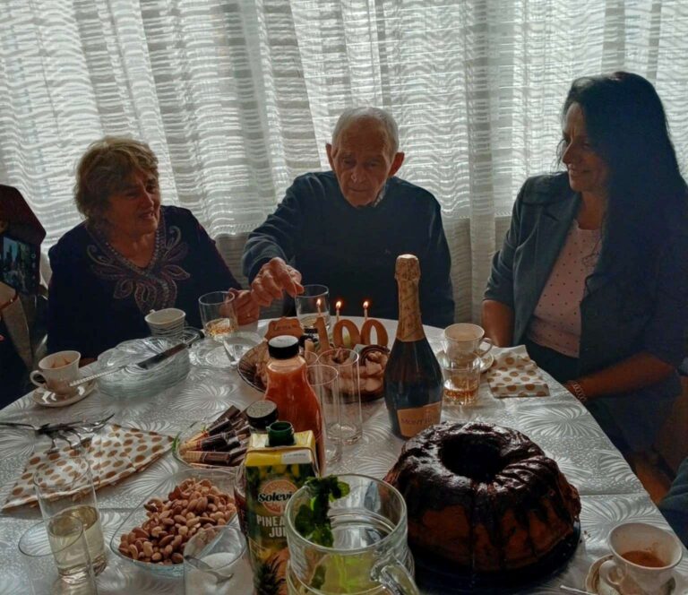 Столетник от Дебелец сам мете двора и чете без очила