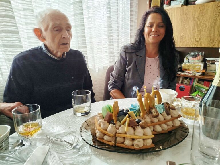 Горещи новини | Столетник от Дебелец сам мете двора и чете без очила