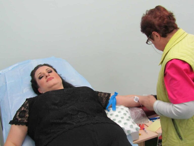 Горещи новини | Областният управител даде кръв в кампания по кръводаряване