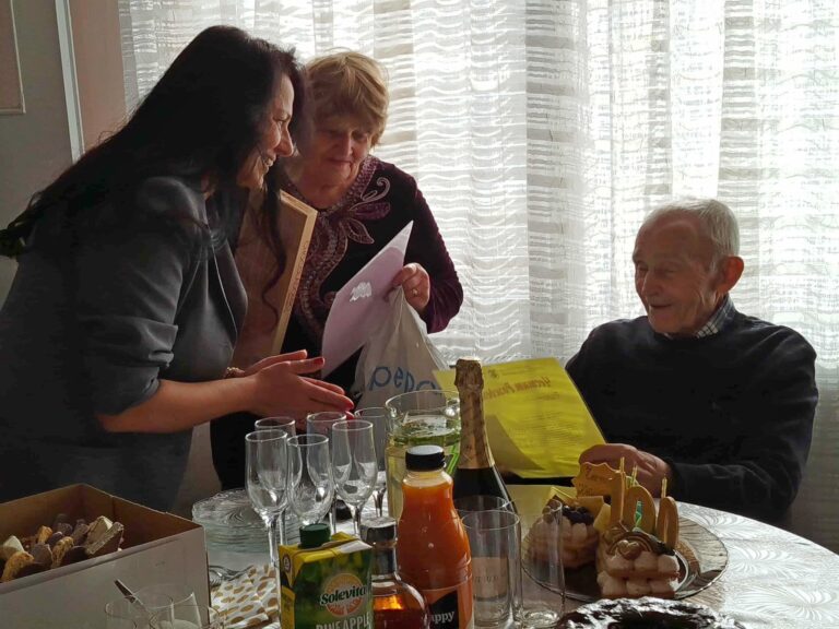 Столетник от Дебелец сам мете двора и чете без очила