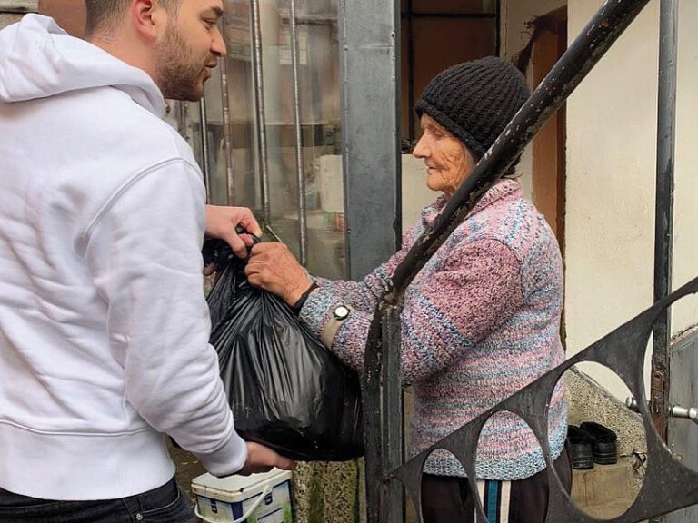 Финансист събира средства  за старите хора в Балкана