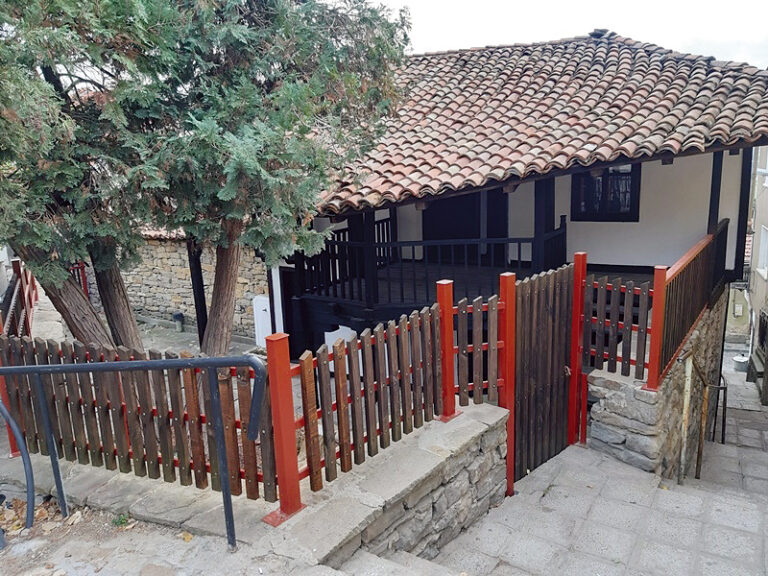 Славейков сам променя фамилията си, защото се влюбва в песента на славеите