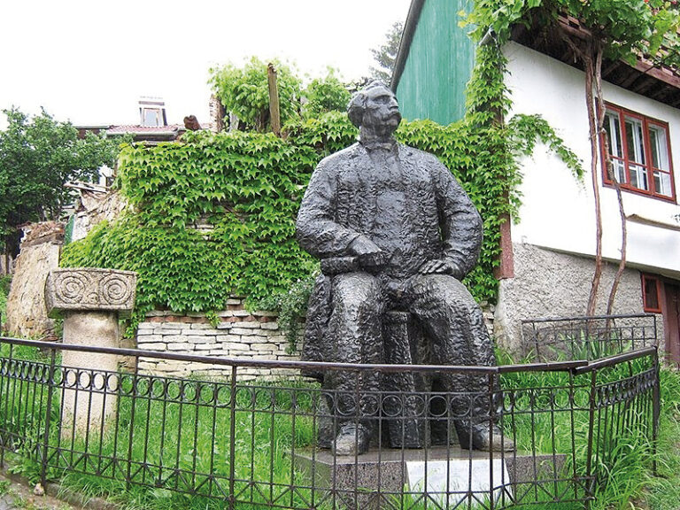 Славейков сам променя фамилията си, защото се влюбва в песента на славеите