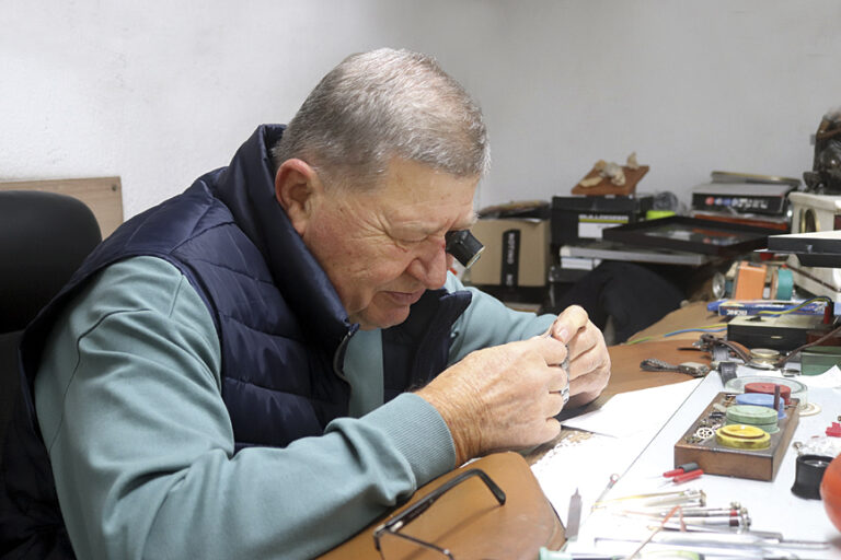 Половин век майсторът  Сашо поправя часовници