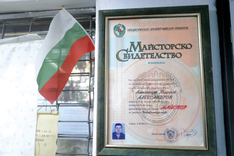 Половин век майсторът  Сашо поправя часовници