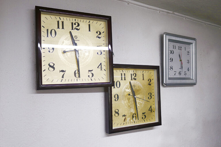 Половин век майсторът  Сашо поправя часовници