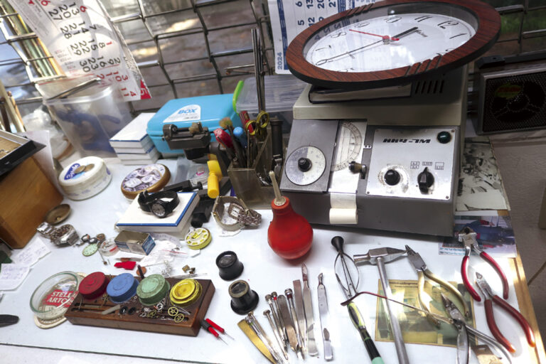 Половин век майсторът  Сашо поправя часовници