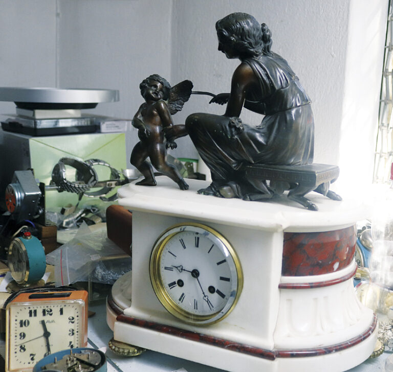 Половин век майсторът  Сашо поправя часовници