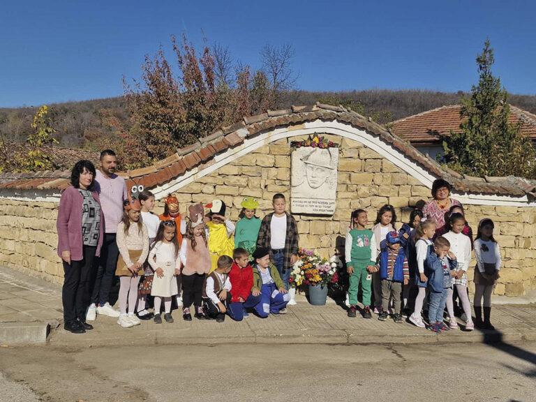 Общество | В село Драганово отбелязаха 128 години  от рождението на Асен Разцветников