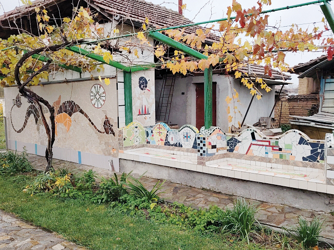 Димитър Бочков пресъздал уникалния парк “Гюел” в дома си в Драганово