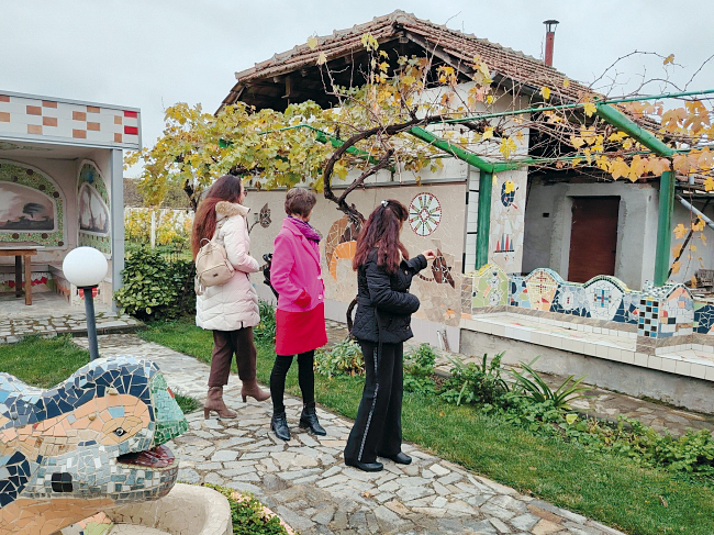 Димитър Бочков пресъздал уникалния парк “Гюел” в дома си в Драганово