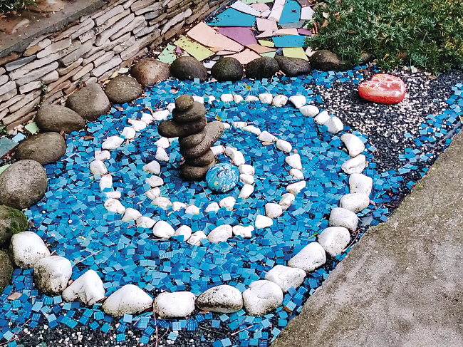 Димитър Бочков пресъздал уникалния парк “Гюел” в дома си в Драганово