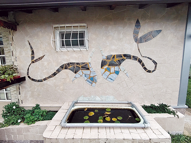 Димитър Бочков пресъздал уникалния парк “Гюел” в дома си в Драганово