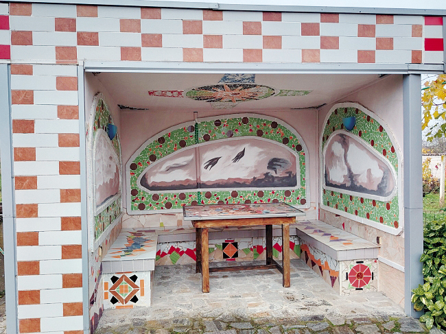 Димитър Бочков пресъздал уникалния парк “Гюел” в дома си в Драганово