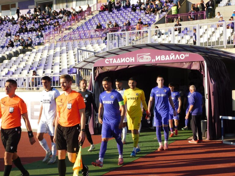 Гол на вратаря от над 80 метра стигна само за точка на „Етър“