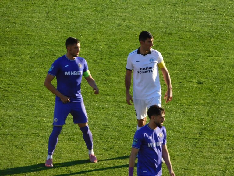 Гол на вратаря от над 80 метра стигна само за точка на „Етър“