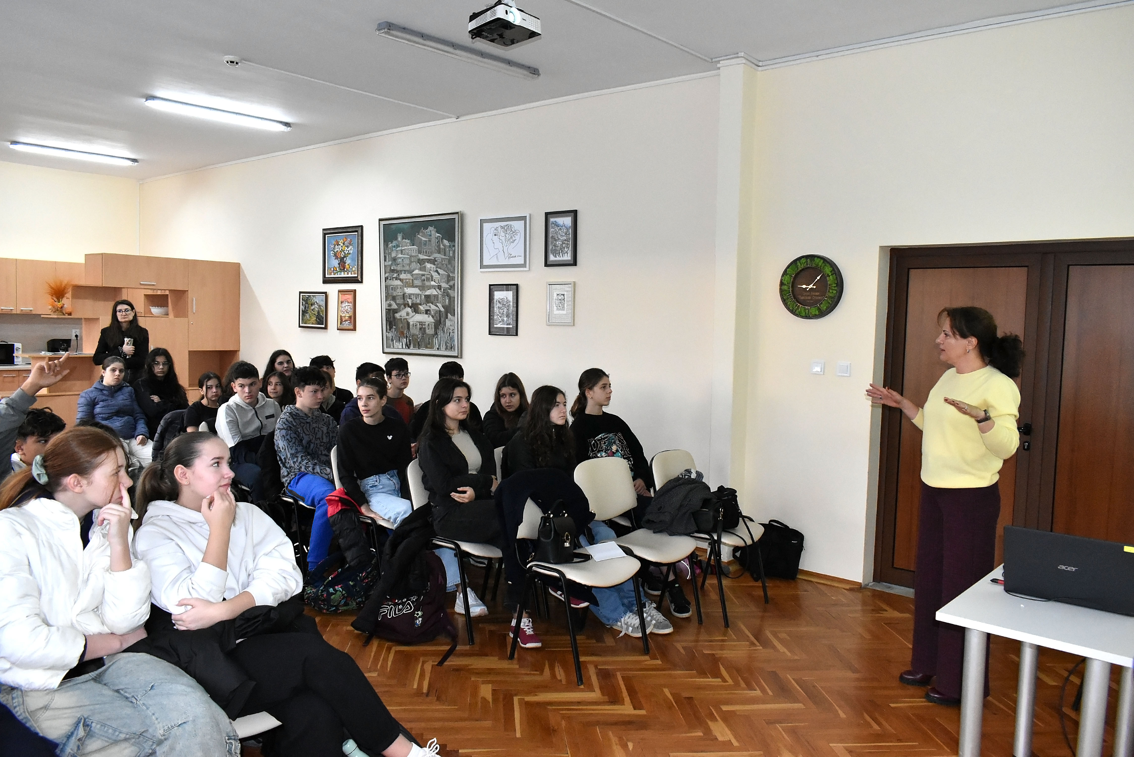 Общество | Запознават ученици с вредата от дрогата и райския газ