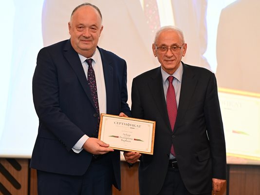 Горещи новини | Д-р Пламен Латев от Павликени е джипито  с най-много прегледани пациенти в страната