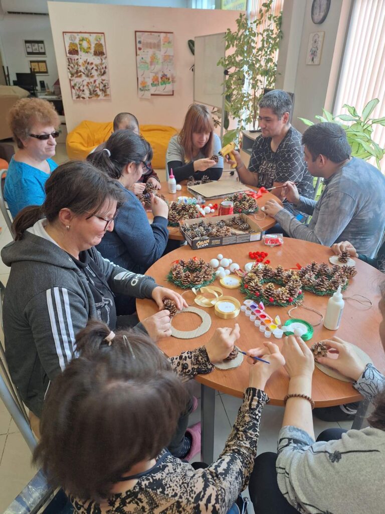 Хора с увреждания изработват красиви коледни сувенири