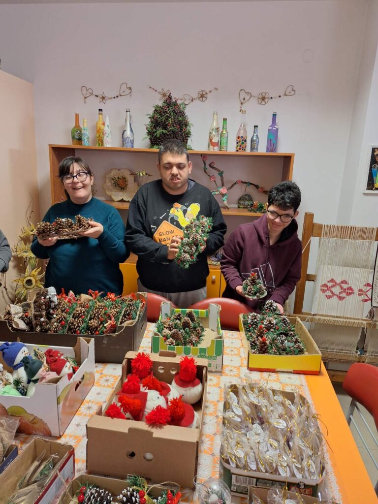 Общество | Хора с увреждания изработват красиви коледни сувенири