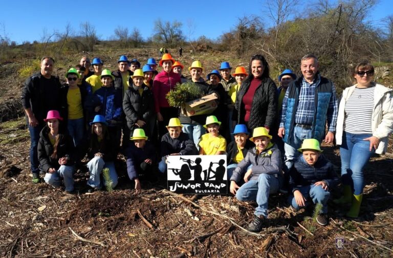 Кметът Панов и „Джуниър бенд“ дадоха старт на новата гора на „Гарга баир“