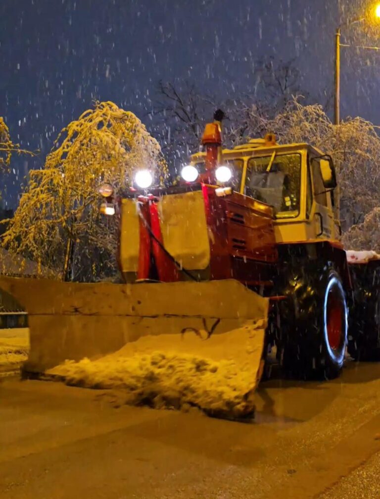 36 машини ще чистят Велико Търново при сняг, 1600 тона са материалите против лед