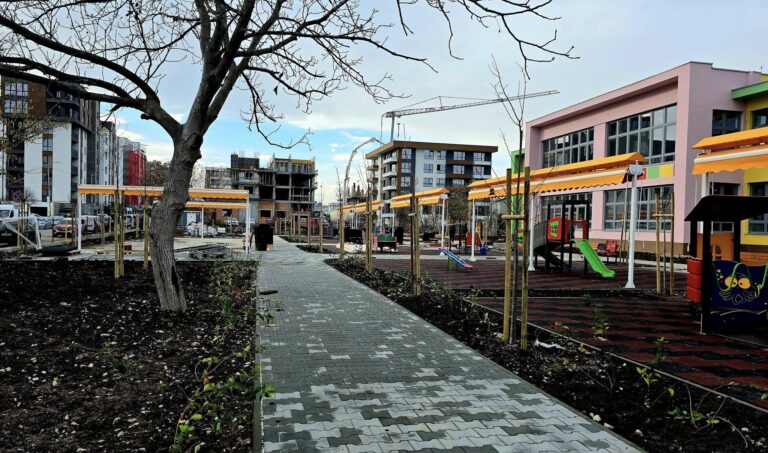 Горещи новини | Създават парк в двора на новата детска градина във Велико Търново