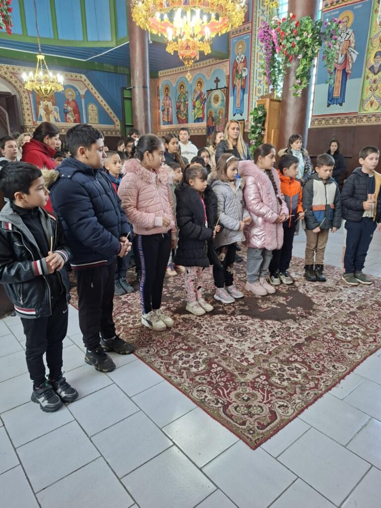 Общество | На Въведение Богородично ученици от Поликраище посетиха църквата “Св. Марина” в селото