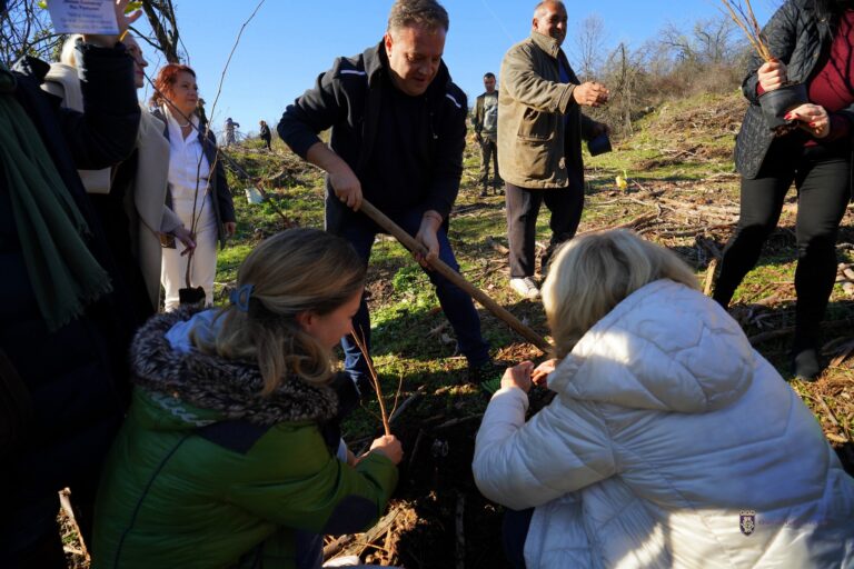 Горещи новини | Община Велико Търново осигурява транспорт  за записвалите се доброволци за залесяването на „Гарга баир“