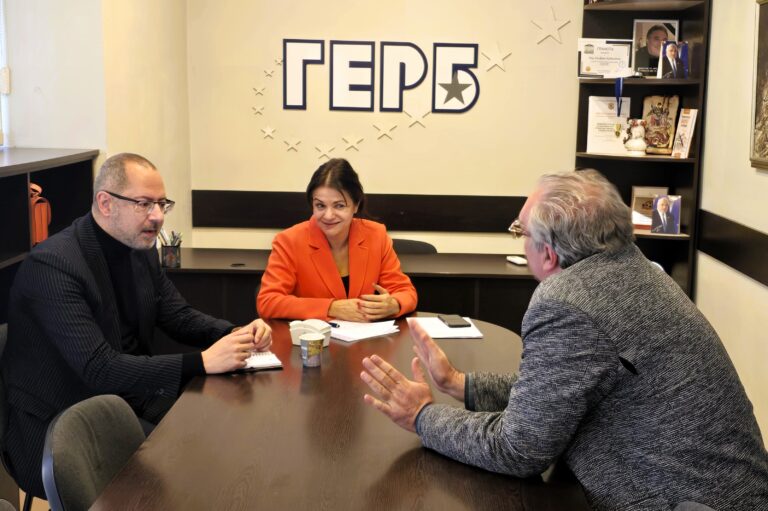 Пари и власт | Десетки въпроси намериха решение на приемната на  Димитър Николов и Росица Кирова във Велико Търново