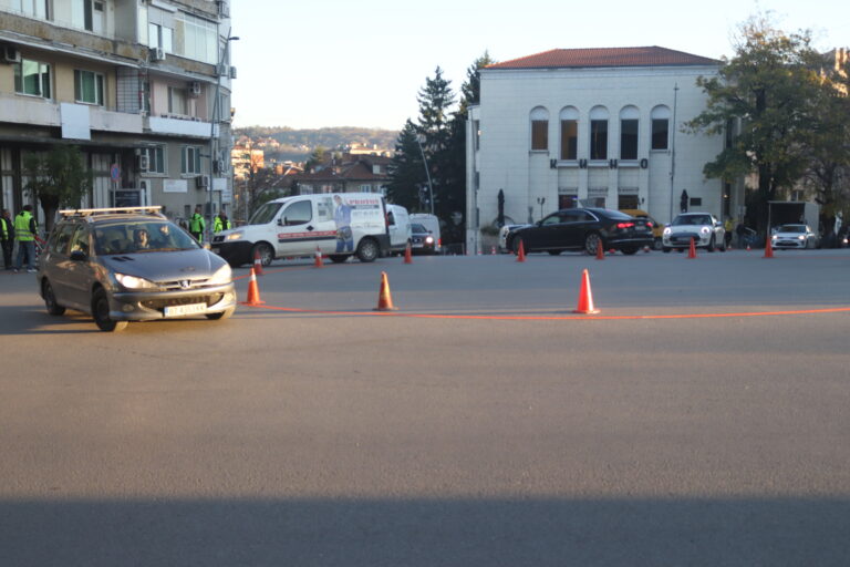 Направиха временно кръгово на  кръстовището пред кино „Искра“